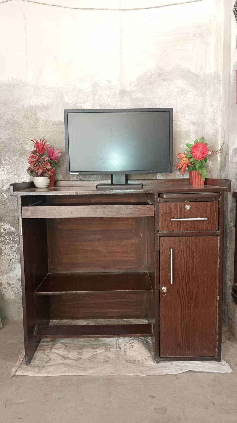 COMPUTER TABLE 0