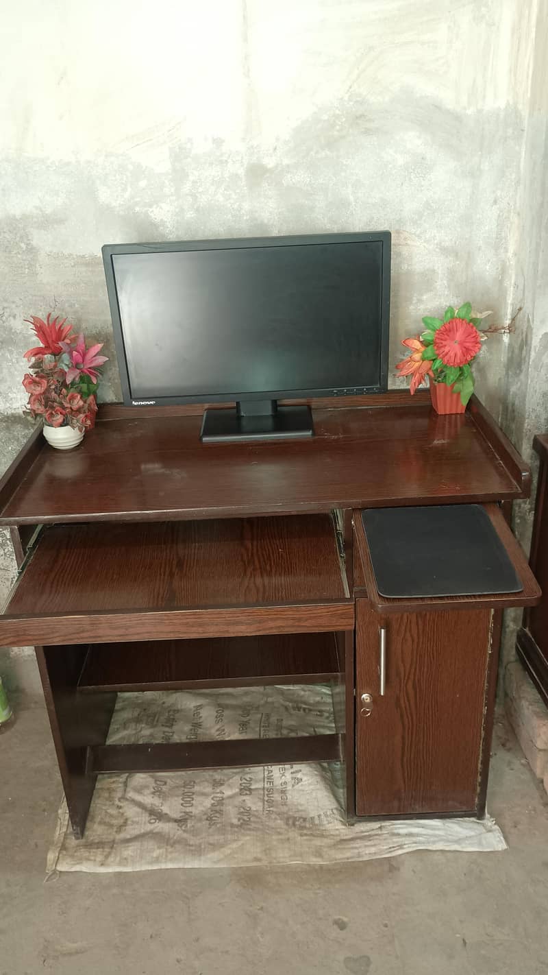 COMPUTER TABLE 1