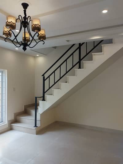 12 Marla Used House for Sale in Lake City Lahore
