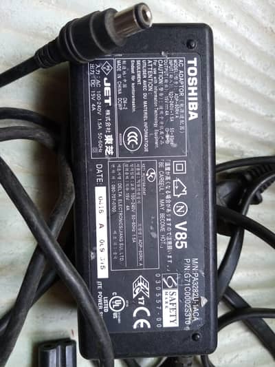 Toshiba laptops adapter charger  15v 4 amps