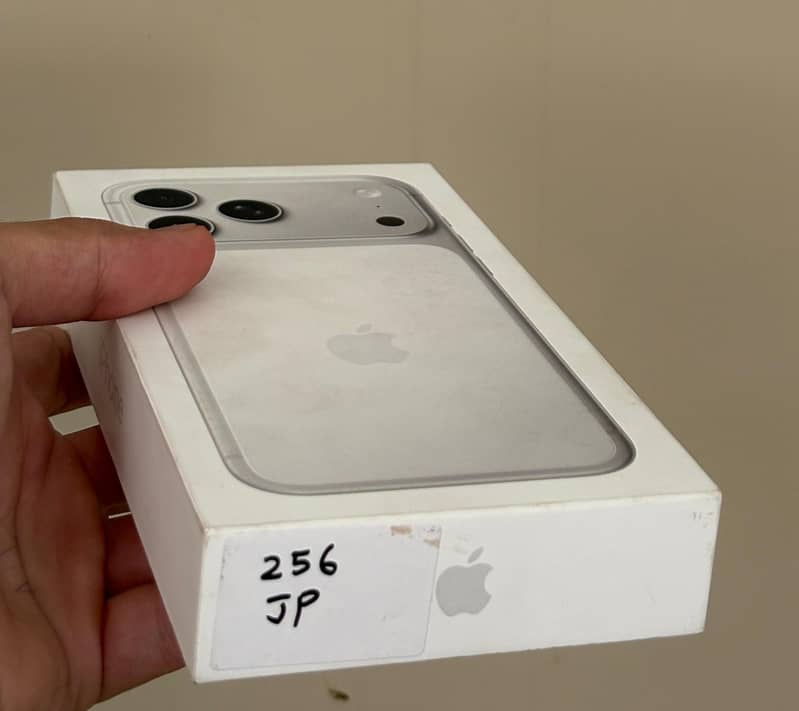 Apple iPhone 17 Pro Max 4
