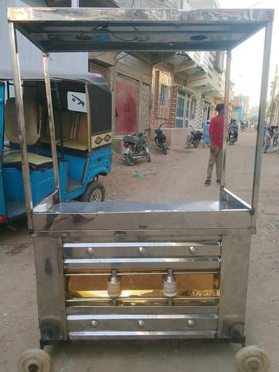 stainless steel counter with juice wala pateela or chammach.
