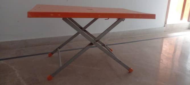 Adjustable plastic tabel