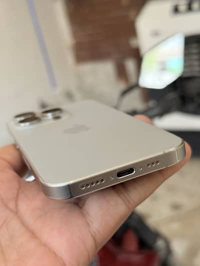 iPhone 15 Pro 256GB 100% health 4 month sim time