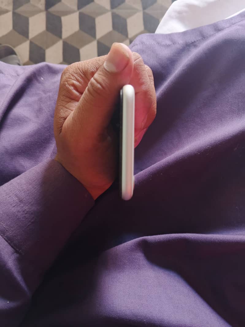 Apple iPhone SE 3rd generation 6