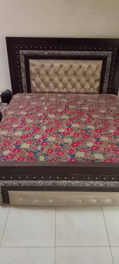 king size elegant bed for sale . durable wood  and new mattress