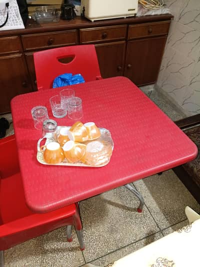 Boss Plastic Dining table with 4 chairs new Condition