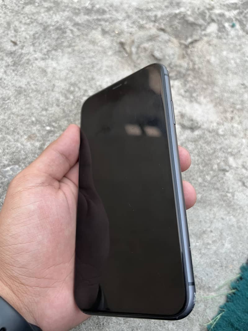 iPhone 11 4
