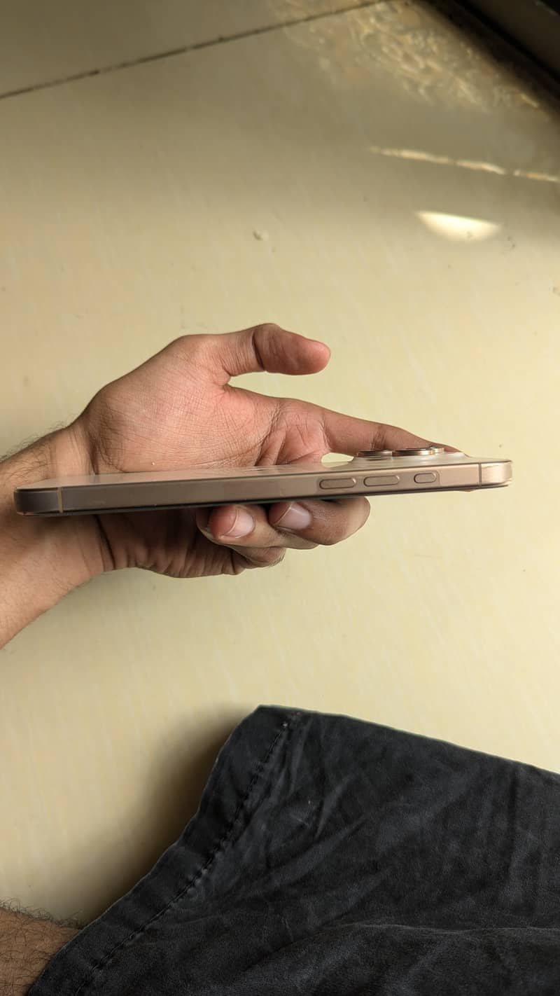 Apple iPhone 16 Pro Max 4