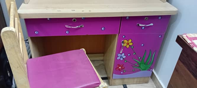 Good condition kids writing table,condition 9/10