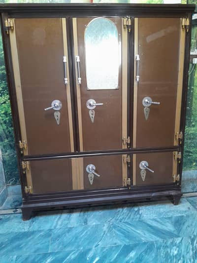 IRON WADROB SAFE ALMARI
