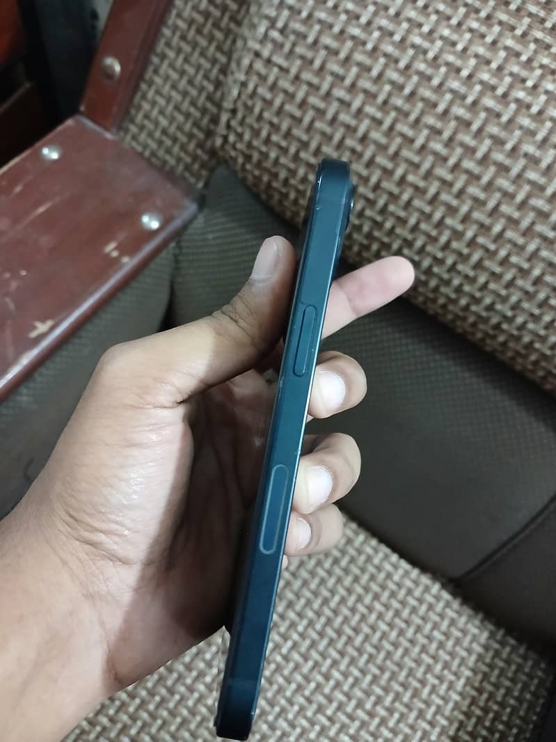 Apple iPhone 13 5