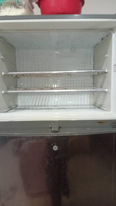 Dawlance fridge large size Hy new ly li Hy is wajha sy sale kr rha ho
