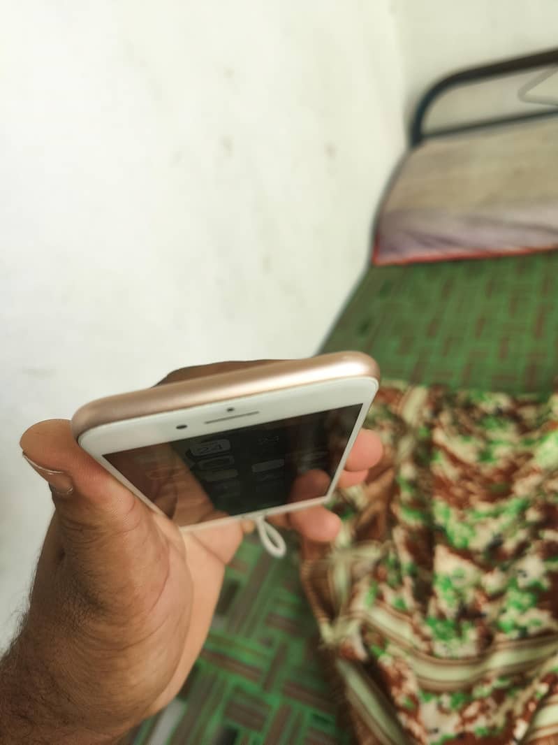 Apple iPhone 8 4