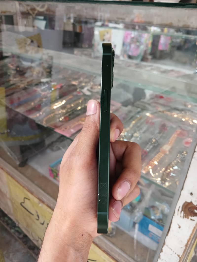 Apple iPhone 13 2
