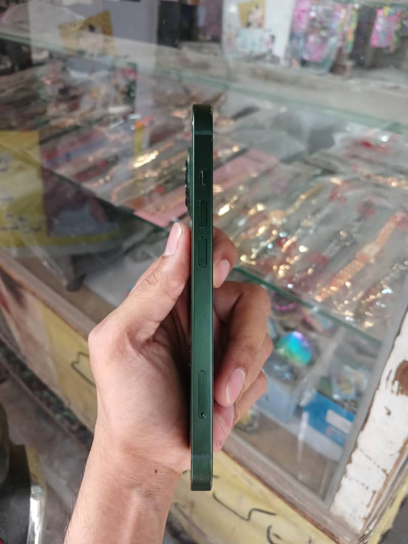 Apple iPhone 13 5
