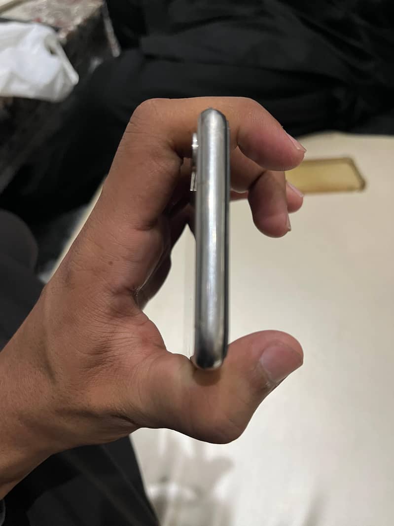 Apple iPhone X 4