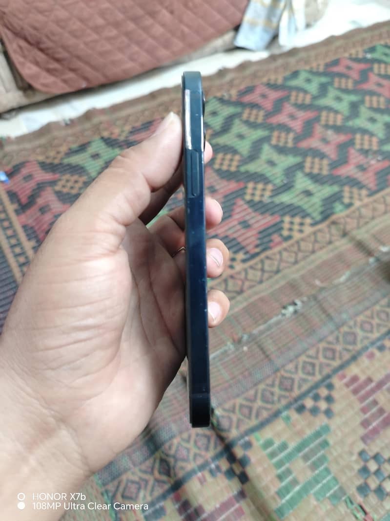 Apple iPhone 12 4