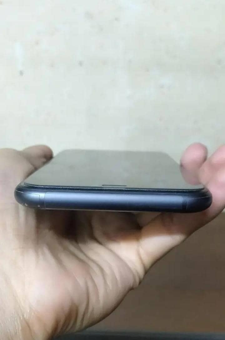 Apple iPhone 11 4