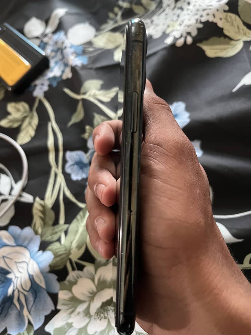 iPhone 11 Pro 4