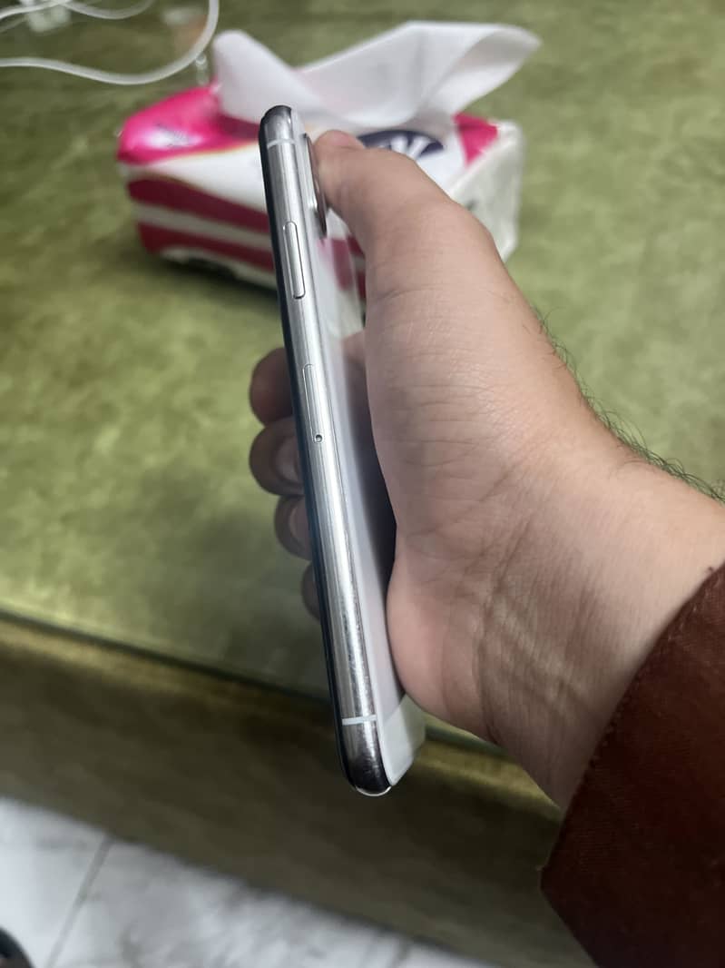 Apple iPhone X 4