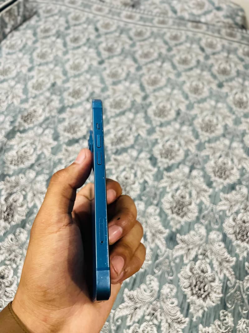 Apple iPhone 13 2