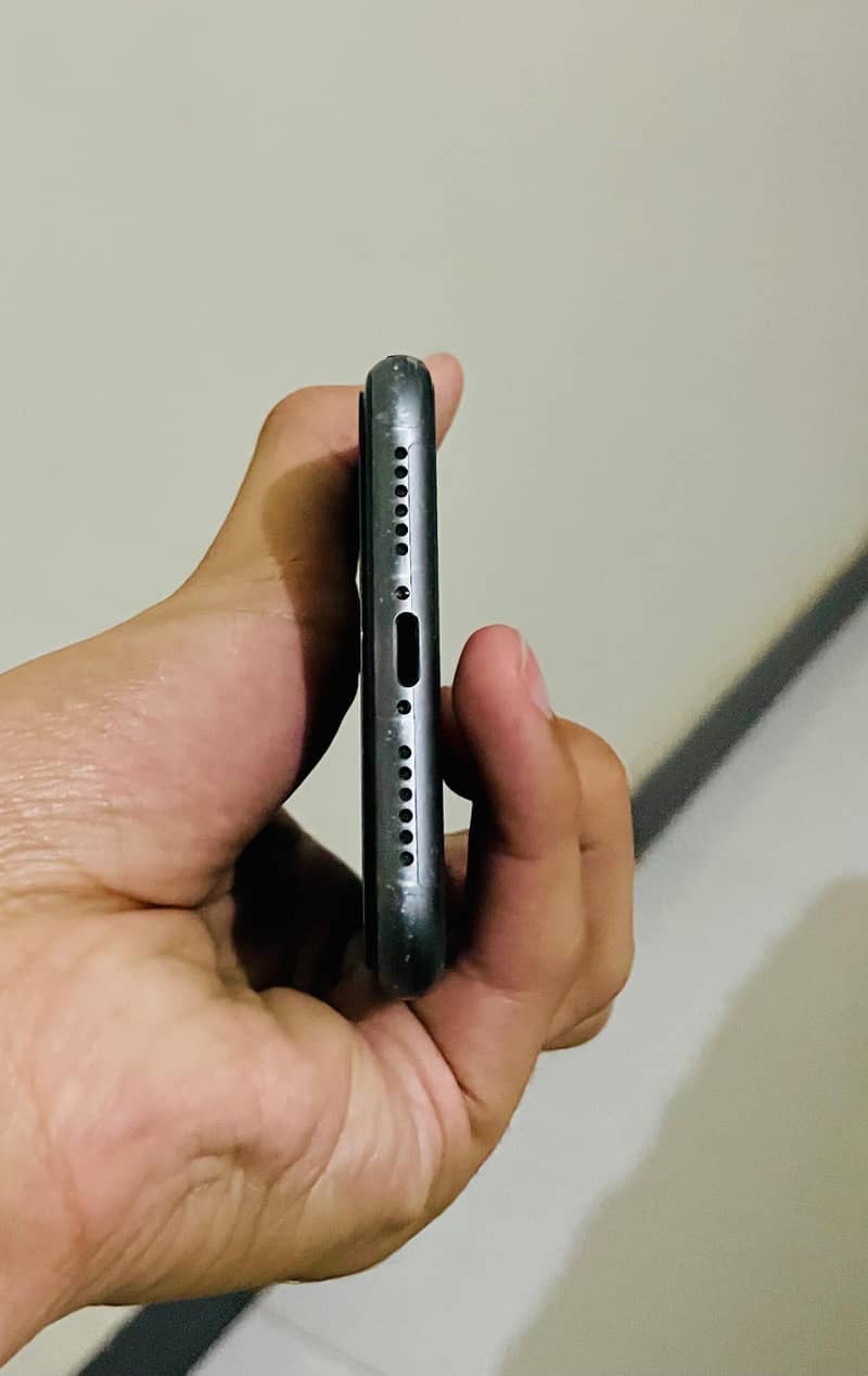 Apple iPhone 11 4