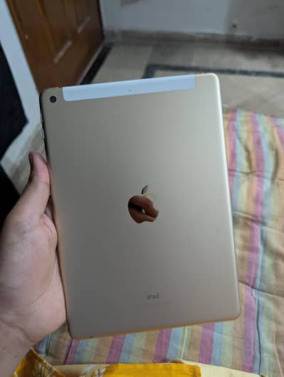 iPad 5th Generation 32 GB Wi-Fi