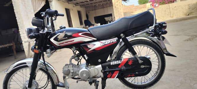 CD70 2K25 new condition men he Boht achi bike
