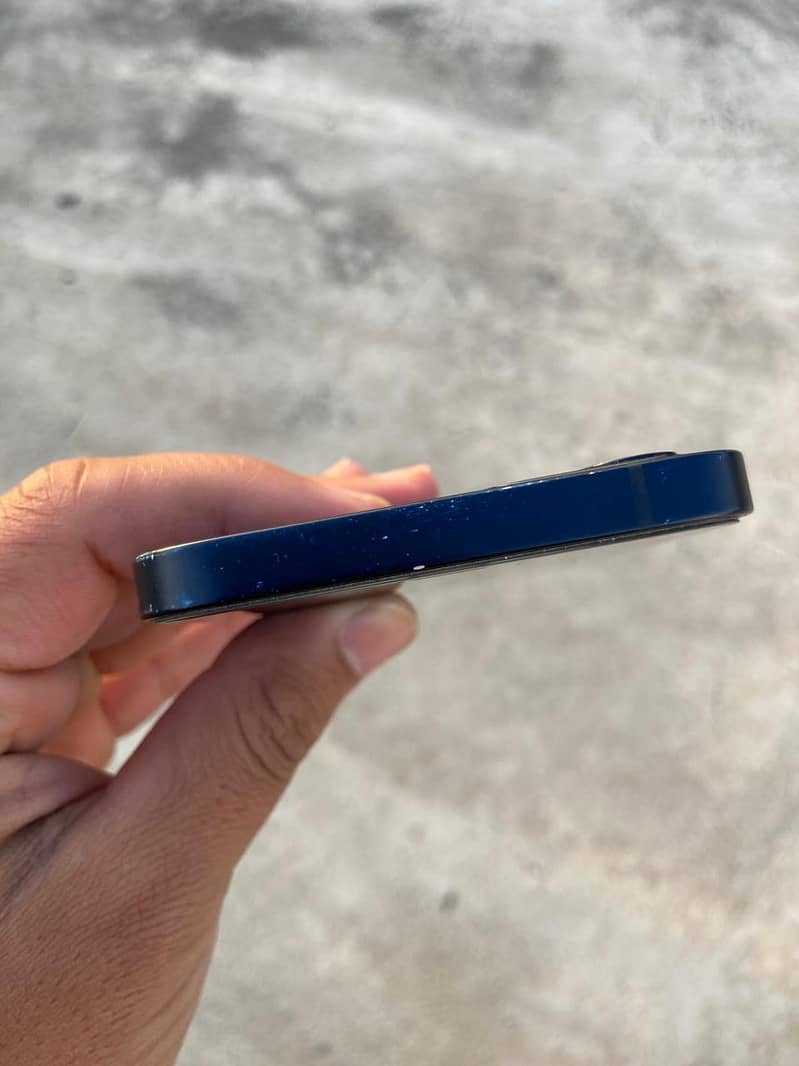 Apple iPhone 12 4