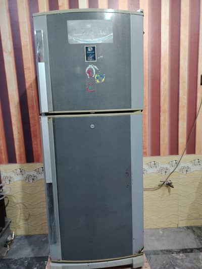 dawlamce refrigeretor medium size good condition good coling