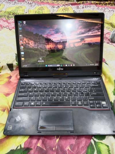 Fujitsu core i5 / 8 generation 4k touch screen /8 GB ram and 256 ssd