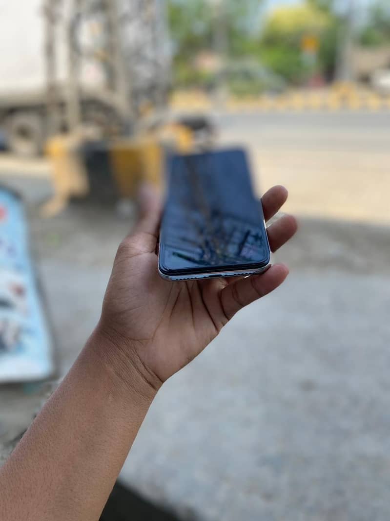 Apple iPhone X 4