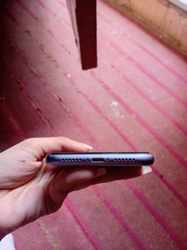 Apple iPhone 11 4