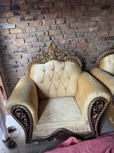 Sofa me Neche Thoda scratch Hai baki all ok new condition used nhi he
