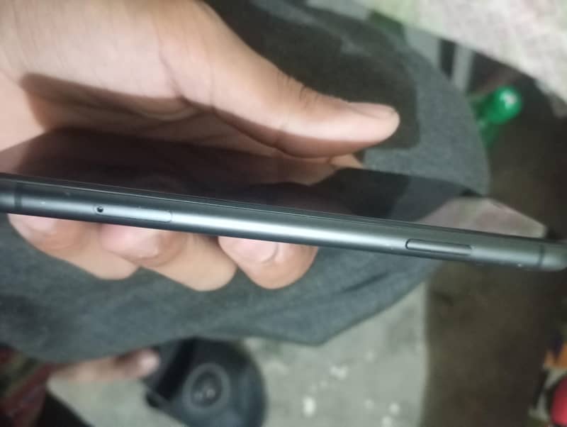 Apple iPhone 11 4