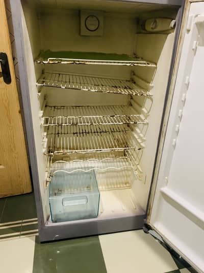 This is a dawlance fridge this condition is 10/5 ok number whatsapp is