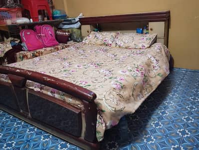 king size wooden bed
