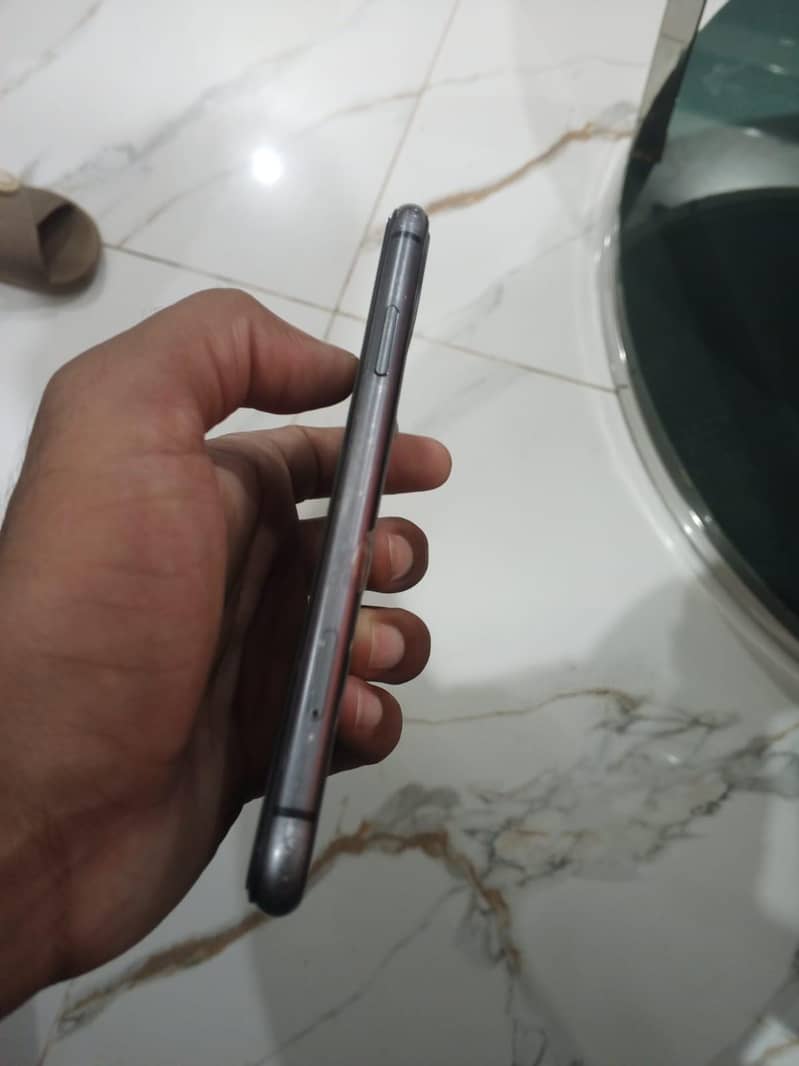 Apple iPhone 11 7