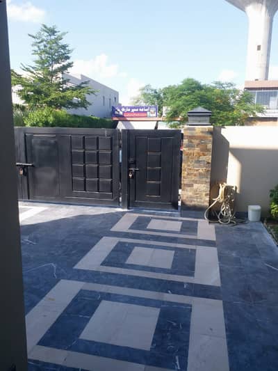 SYED BROTHERS PROUDLY OFFERS: 1-Kanal Elegant And Fully Maintained Old Bungalow Is Available In The Best Block Of DHA Lahore.