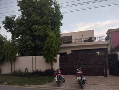 SYED BROTHERS PROUDLY OFFERS: 2-Kanal (1 Kanal Bungalow+1 Kanal Lawn) Elegant And Fully Maintained Old Bungalow Is Available In The Best Block Of DHA Lahore.