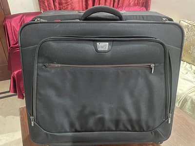 Delsey Garment District Rolling Garment Bag / Suitcase (59cm) - Black