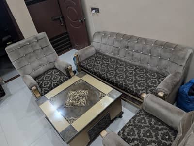5 Seater Sofa with Table, Wooden Structure - 10/9.5 Condition