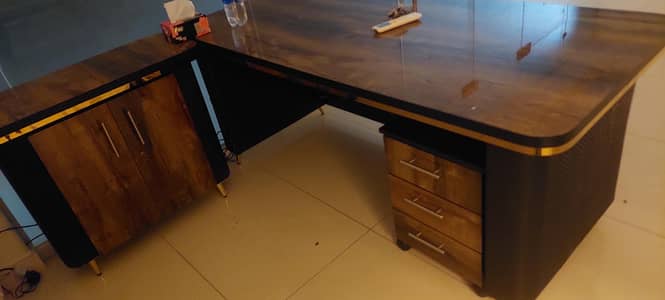 new table hai 4 pic hai all ok . . . . . . 20 din bs office me rakh hai .