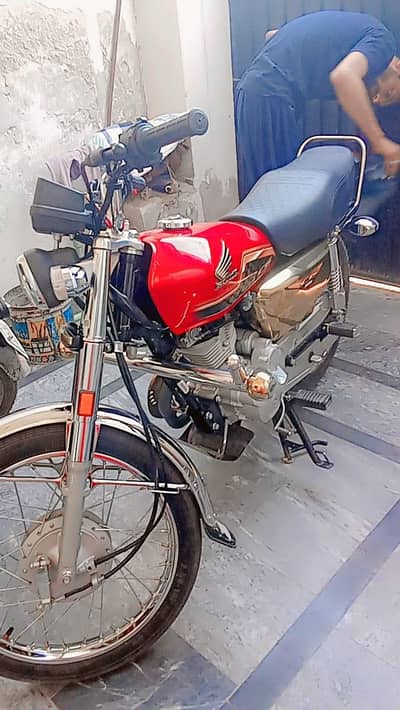 Honda Self Start 125cc Gold edition