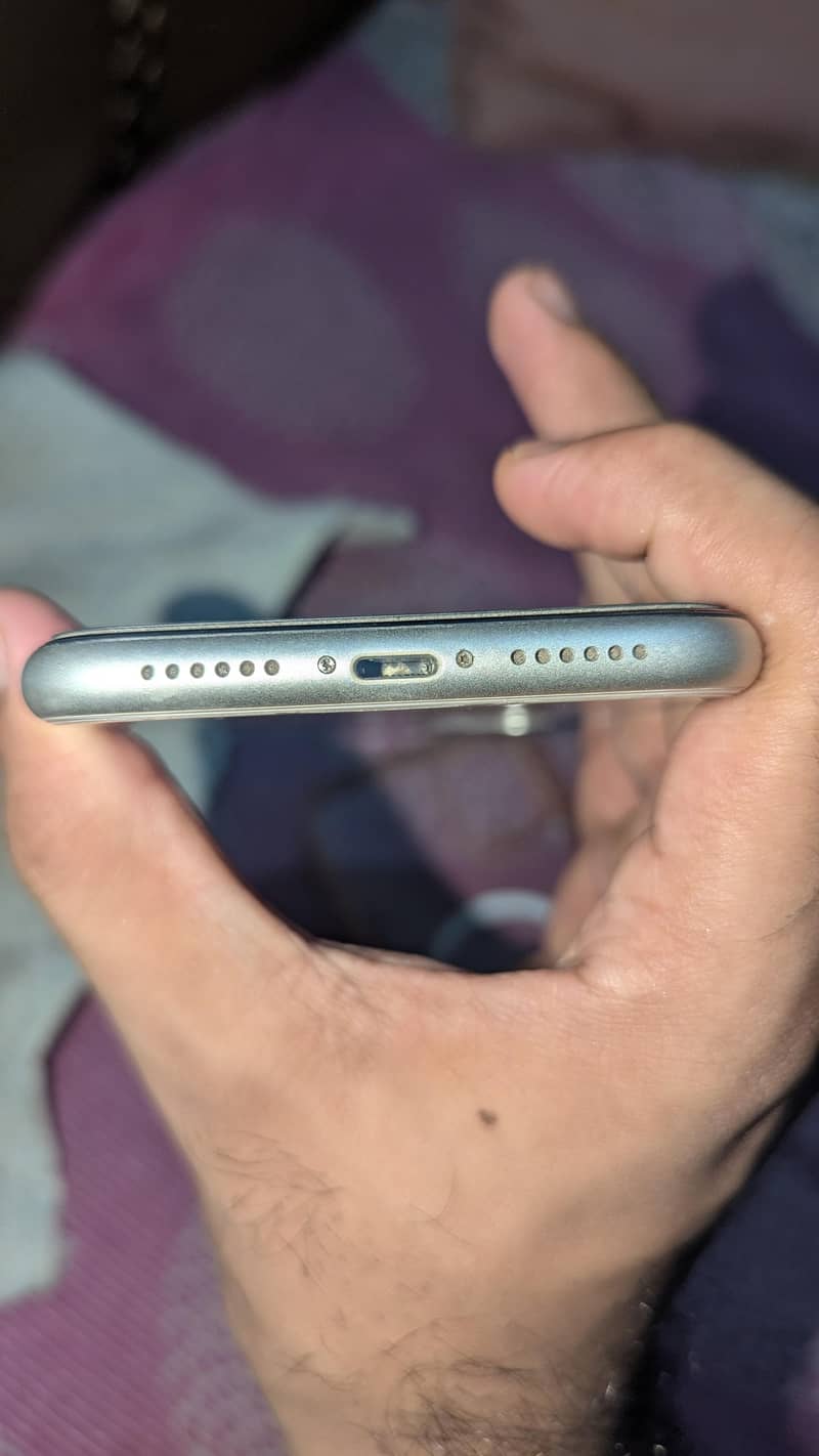 Apple iPhone 11 4