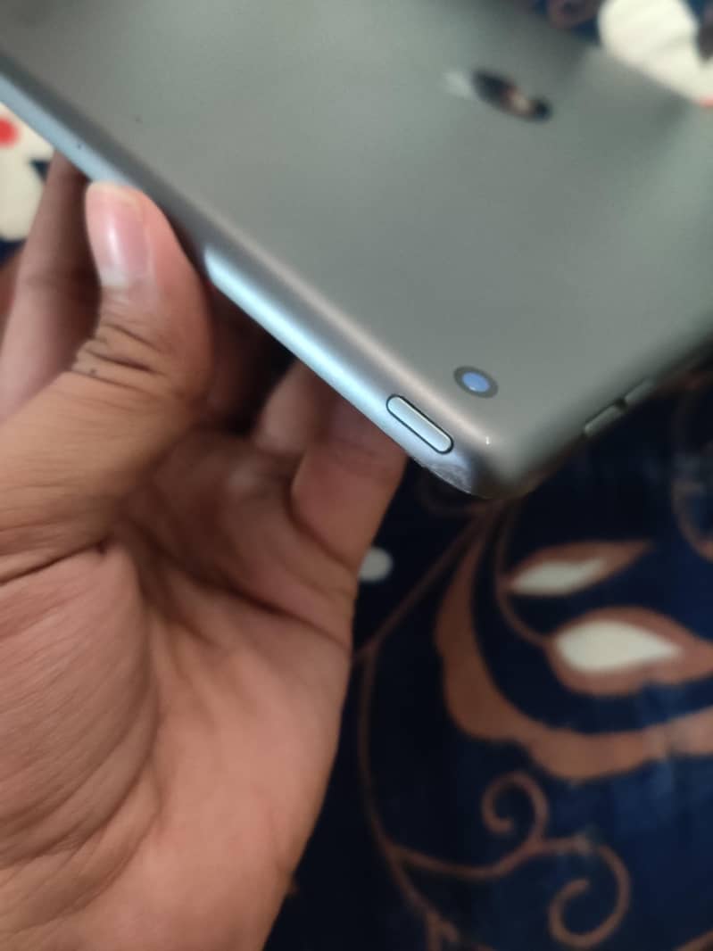 IPAD 9TH GENERATION WATERPACK 9/10 CONDITION 8