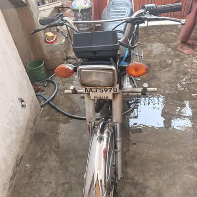 United 125 cc bike hai bike boht achi hai