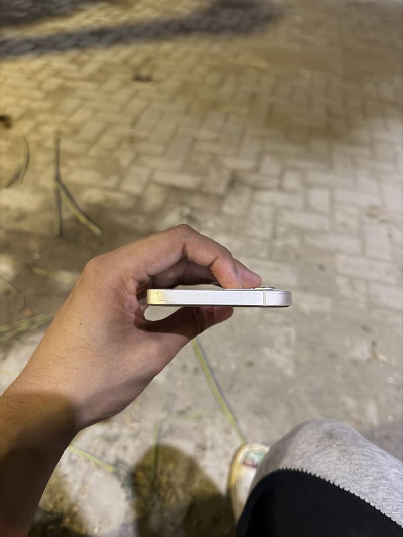 Apple iPhone 12 4