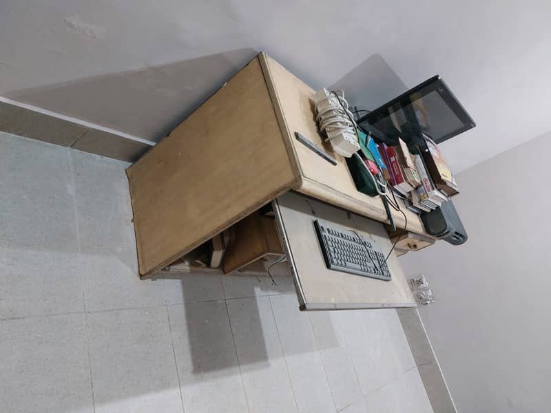 Computer table/book shelf 0